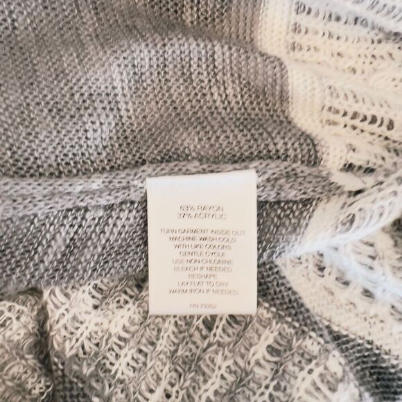 Gray Aztec Pattern Hooded Cardigan size medium - Picture 9 of 9